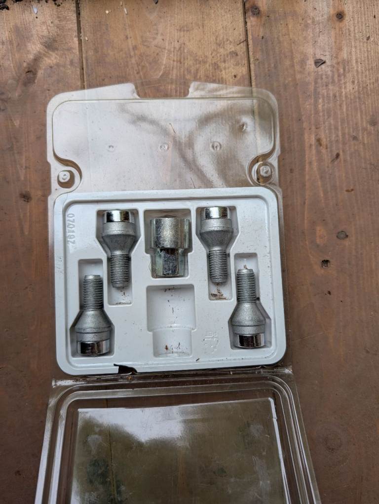 Locking wheel nut set 