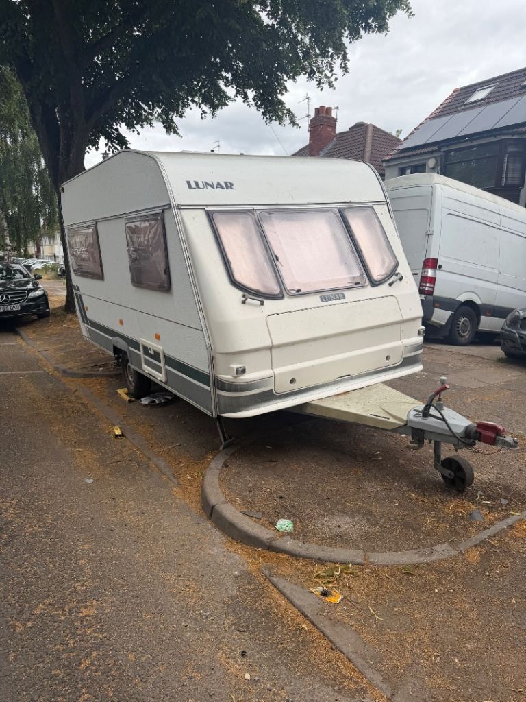Lunar Chateau 400 2001 4 berths 