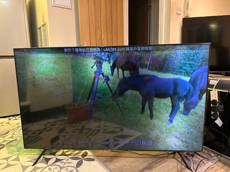 Samsung 65 inch smart tv ( screen darker ) 