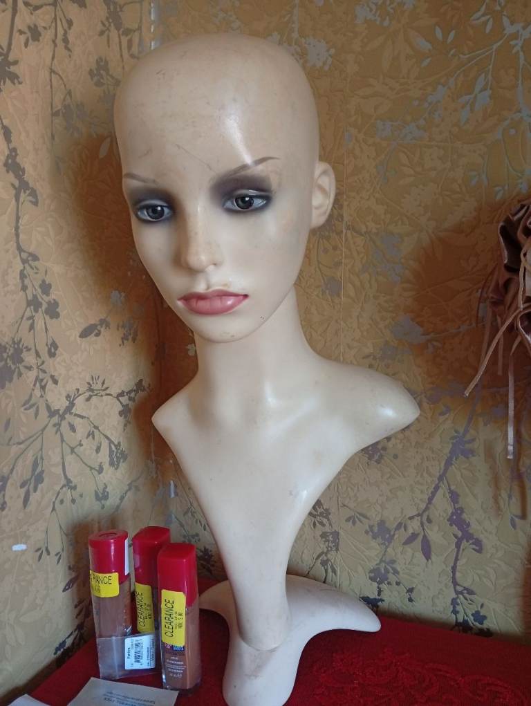 Mannequin head for hairdressing