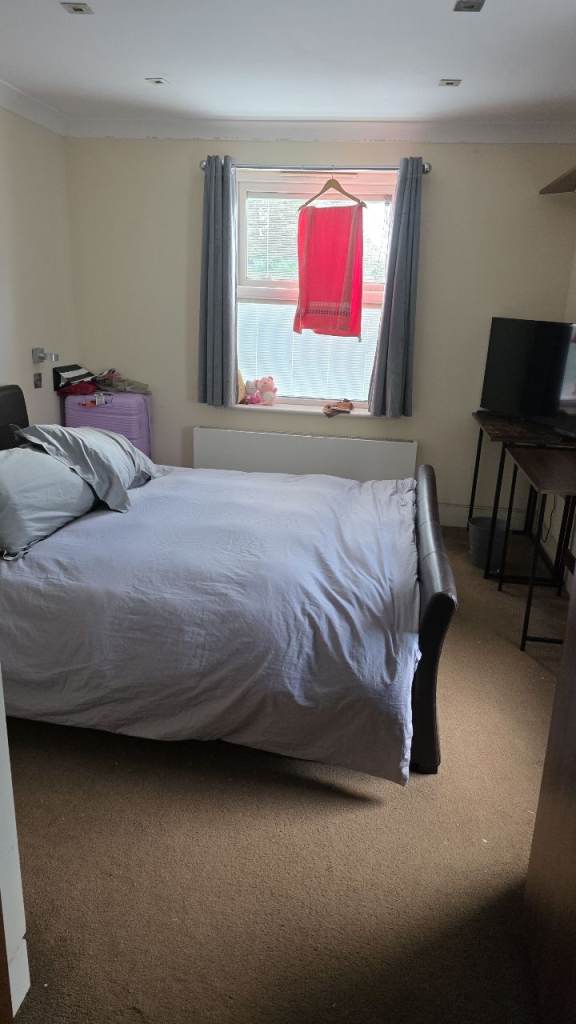 ATTRACTIVE DOUBLE ROOM/LONG OR SHORT LET/LOW DEPOSIT