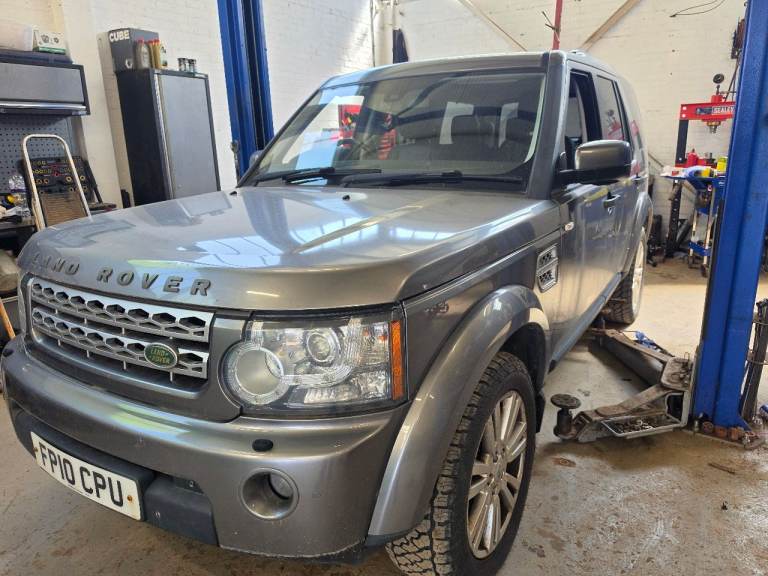 Breaking Land Rover Discovery 4 HSE 