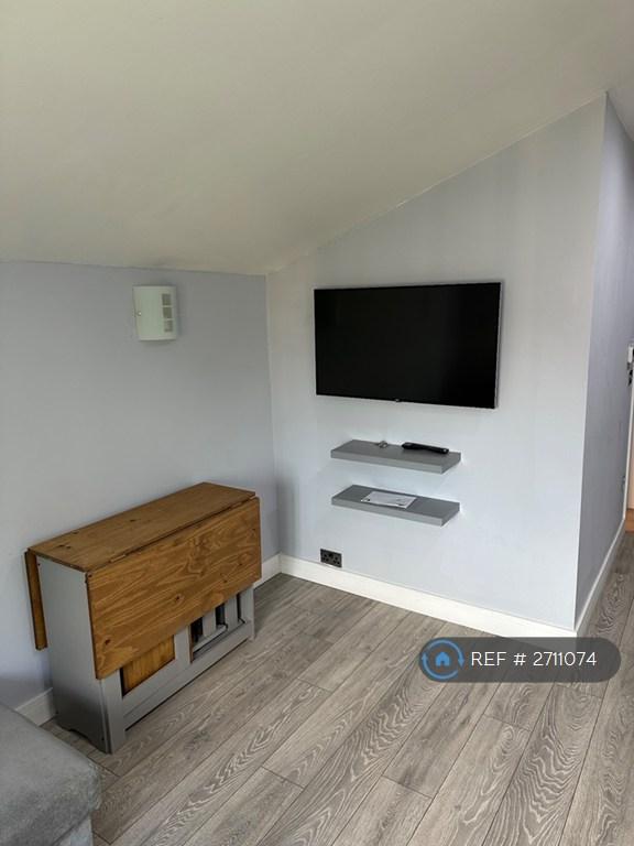 2 bedroom flat in Salcott Road, London, SW11 (2 bed) (#2711074)