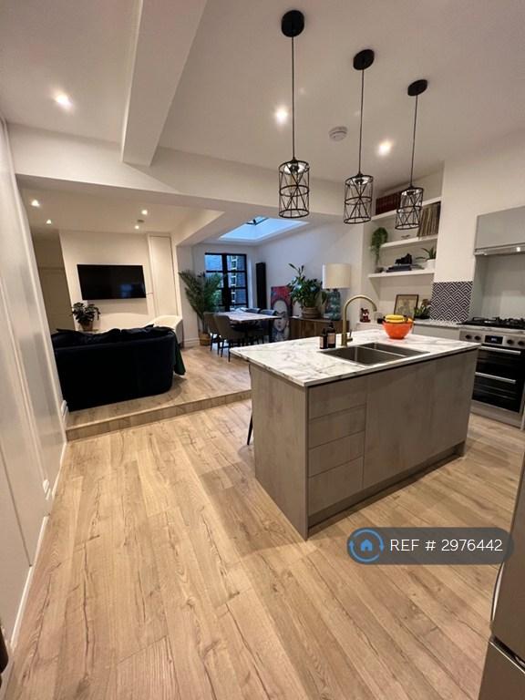 2 bedroom flat in Queenstown Road, London, SW8 (2 bed) (#2976442)
