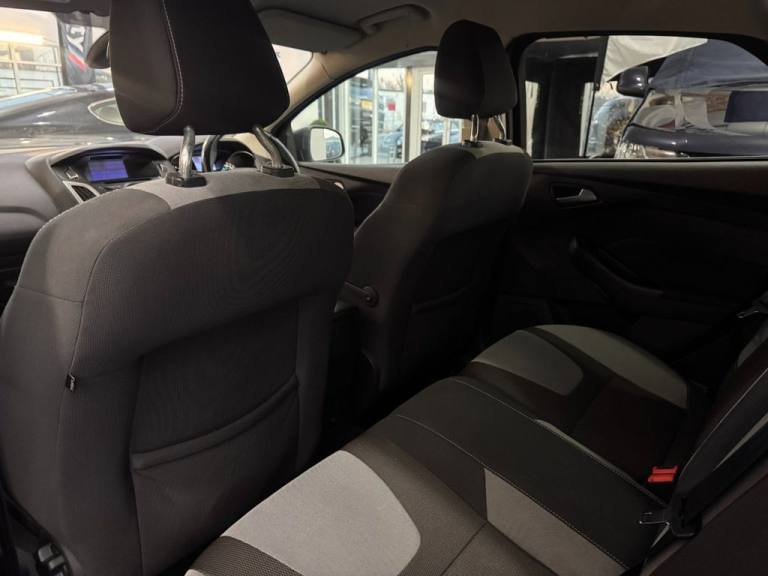 2014 Ford Focus 1.6 TDCi 115 Zetec Navigator 5dr HATCHBACK DIESEL Manual