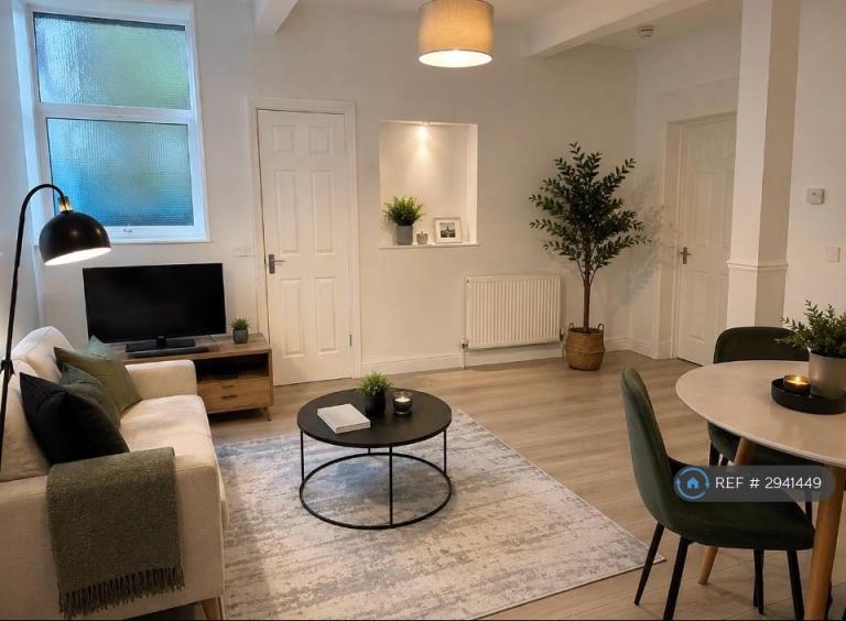 1 bedroom flat in Queen St, Chester, CH1 (1 bed) (#2941449)