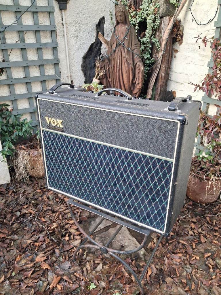 Vox Valvetronix AD120VT modelling guitar amplifier. Rare blue grille.