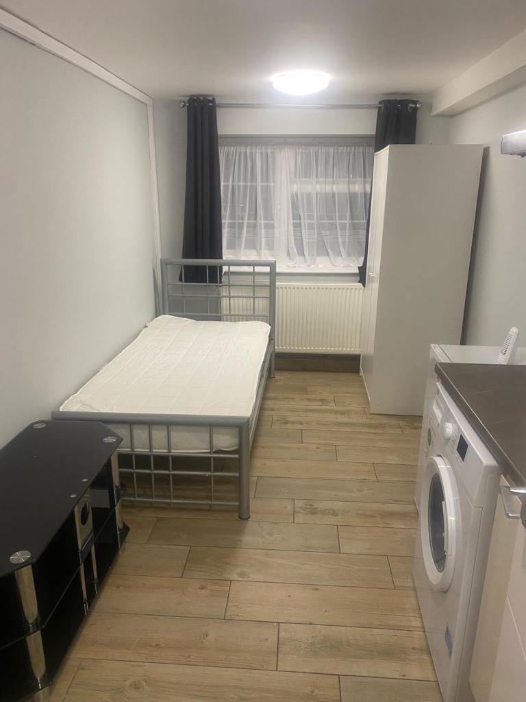 Double room EN-SUITE in Pollards Hill. Inclusive of bills £750pcm. CR4 1XN .