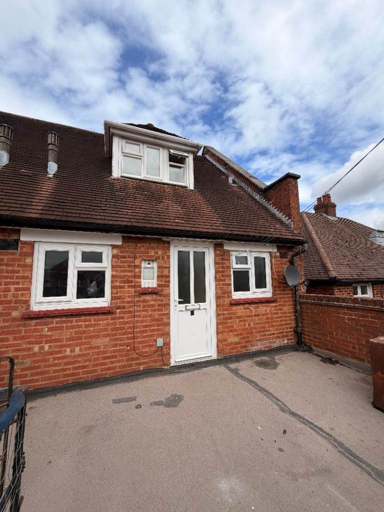 BLETCHLEY TOWN CENTRE - 2 BEDROOM MAISONETTE