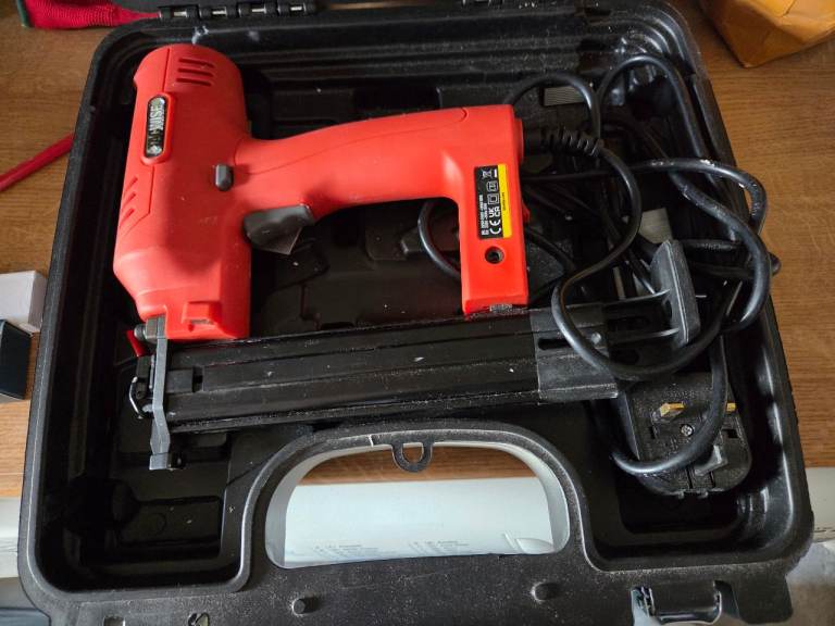 POWERED Electric Nailer/Stapler in Carry Case – Good Condition