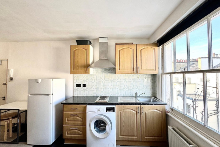  Studio apartment in this period conversion property in Leinster Gardens, Bayswater, W2.-Ref: 572