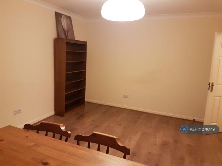 1 bedroom flat in Hastings House, London, W13 (1 bed) (#2716149)