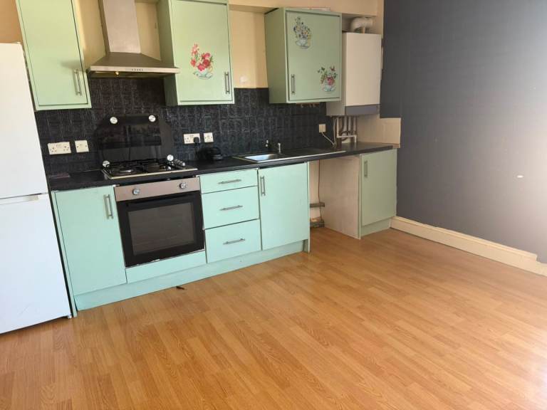 1 bed flat next to Goodmayes station