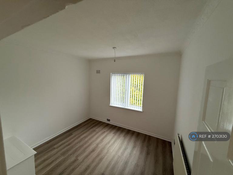 2 bedroom flat in Hanbridge Avenue, Newcastle-Under-Lyme, ST5 (2 bed) (#2703130)