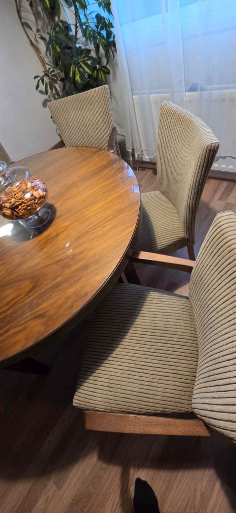 Extending table 6 chairs 