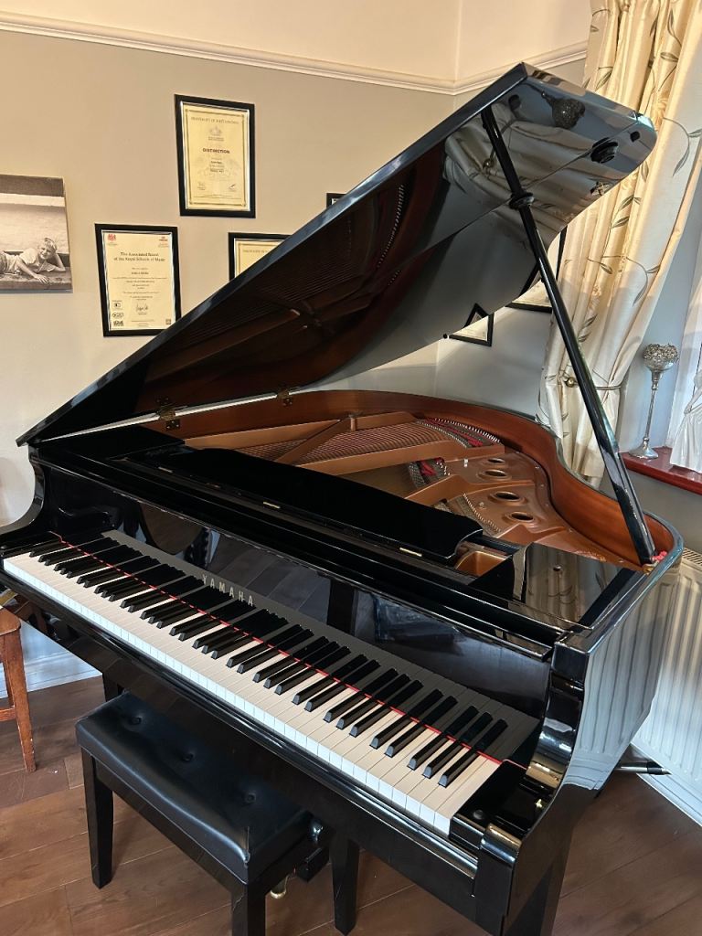 YAMAHA Baby Grand Piano