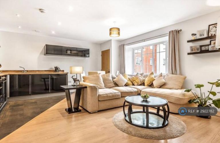 2 bedroom flat in Ellis Close, Ruislip, HA4 (2 bed) (#2922782)
