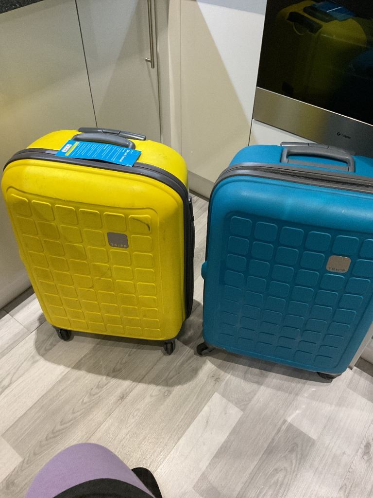 Hard shell suitcase x 2 nice size made by tripp