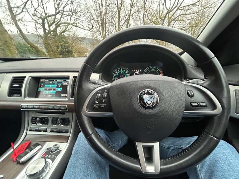 JAGUAR XF 3.0 d V6 240*LUXURY*ONLY73K-Xenons-Nav-BT&amp;Dab-LTHR**Stunning Example