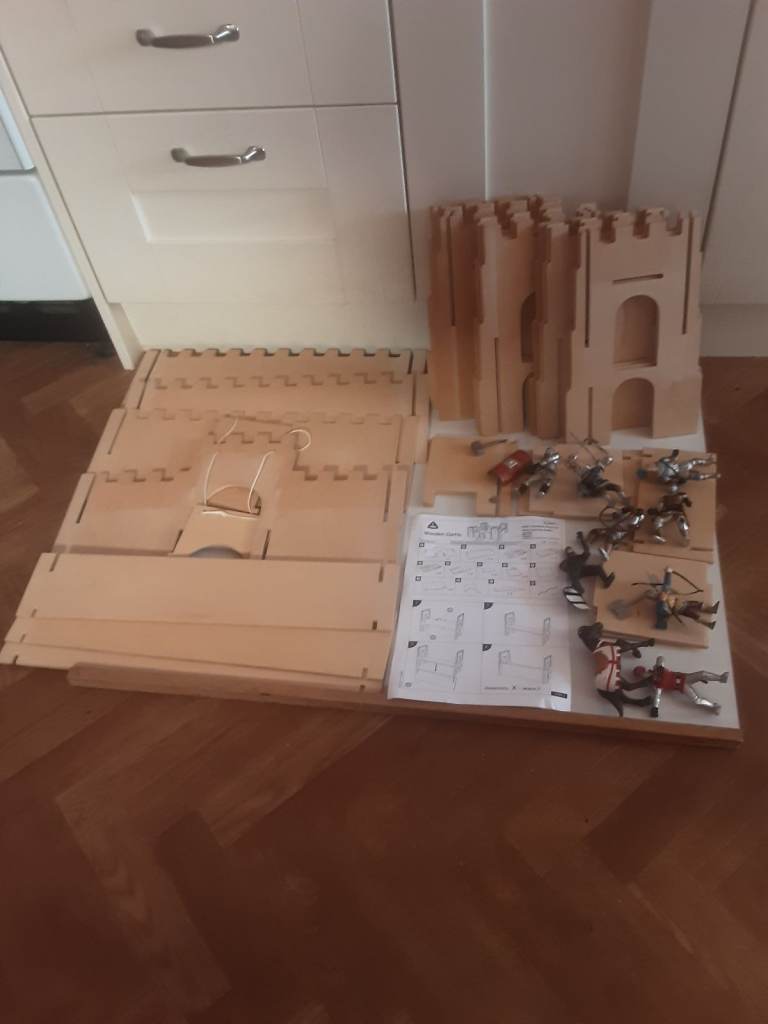 Early learning Centre  wooden large slot together  castle  ,instructions + knights. 