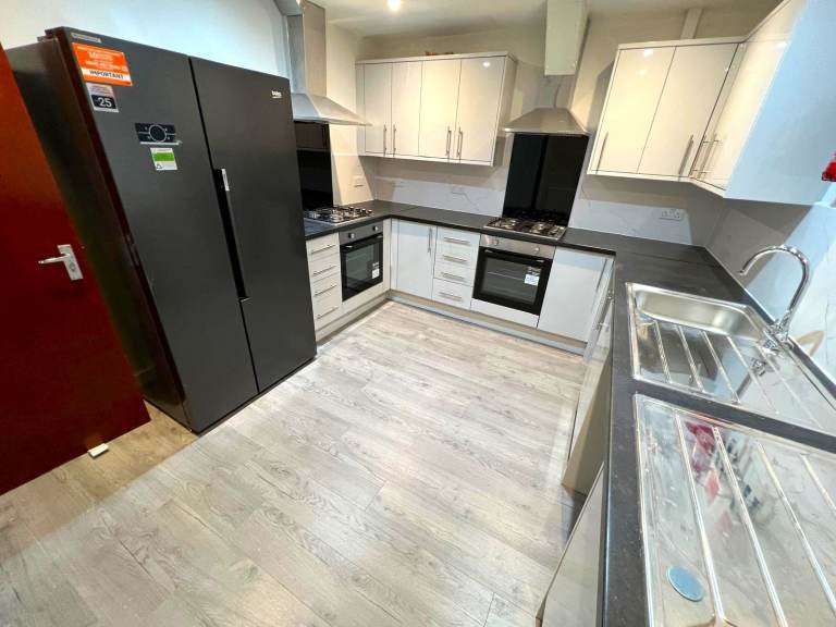 Massive 8 Bedrooms HMO, C3(b) and Children Care home Licenced House in Rainham - Company Let Allowed