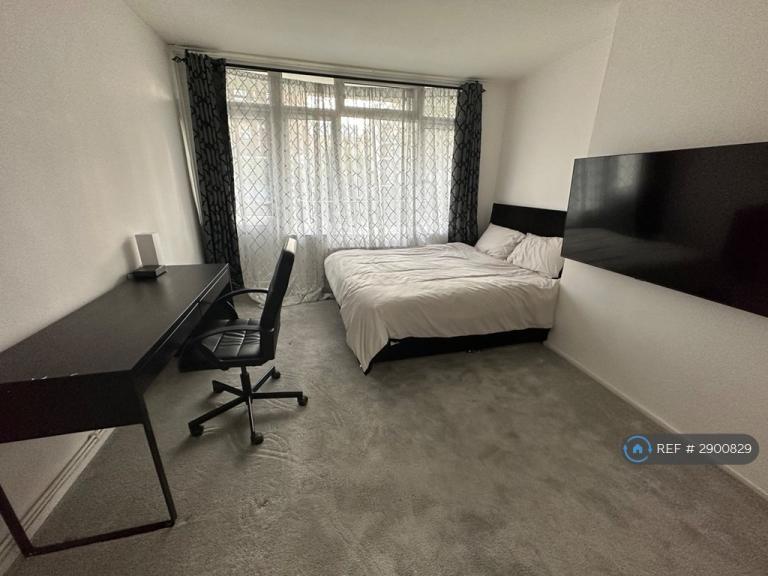 1 bedroom in Halliday House, London, E1 (#2900829)