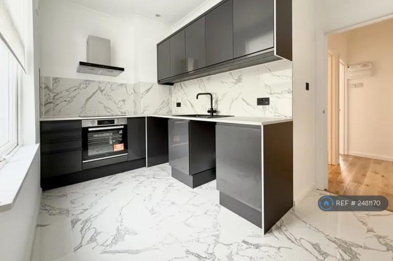 1 bedroom flat in Station Road, London, SE25 (1 bed) (#2481170)