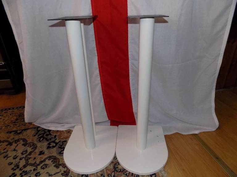 Pair of Heavy Duty white Speaker Stands for Bookshelf Speakers or Studio Monitors