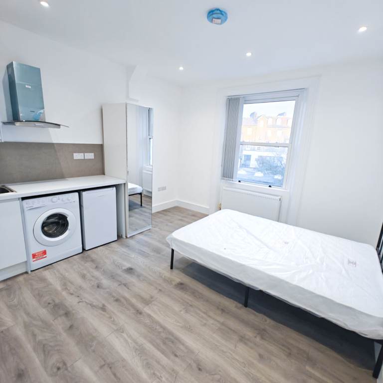 ** BRAND NEW STUDIO - ALL BILLS INCLUDED** Modern cosy studio apartment off Ealing Broadway