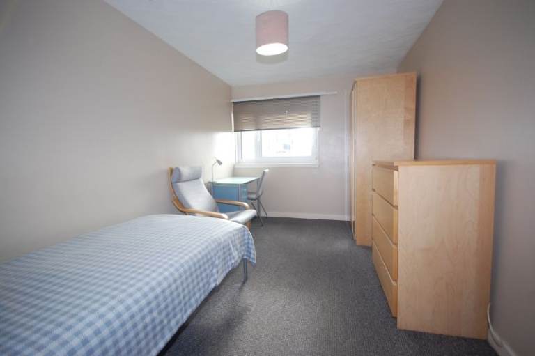 Single room - 3 bedroom flat v close to Ed Coll/Napier/HW