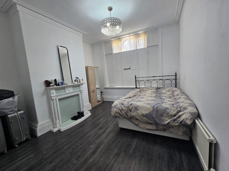 Spacious and big double Ensuite room available in OL10 2PN