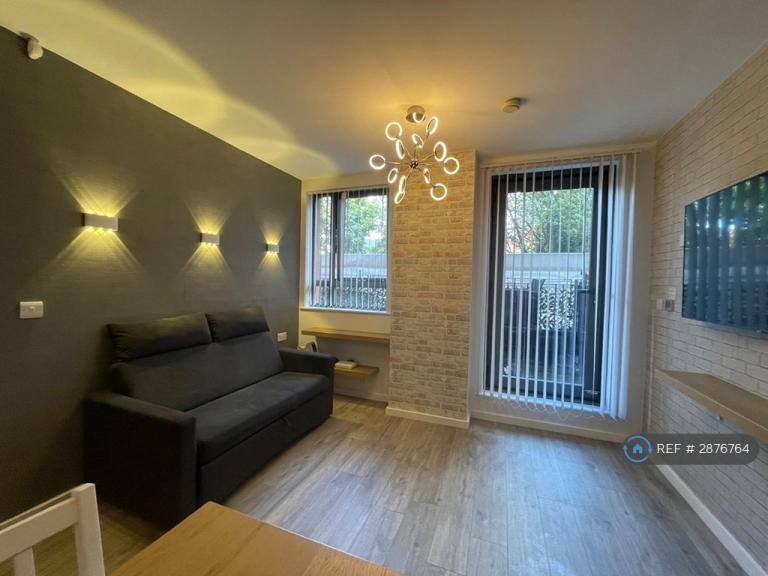 1 bedroom flat in Blantyre Street, Manchester, M15 (1 bed) (#2876764)