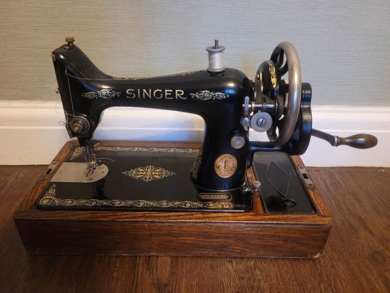 Singer sewing machine circa 1925. Hand crank with wooden case. Working condition. 
