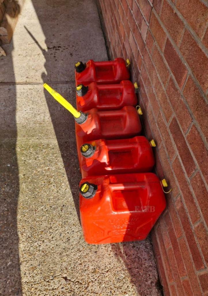 JERRY CAN PLASTIC WITH SPOUT