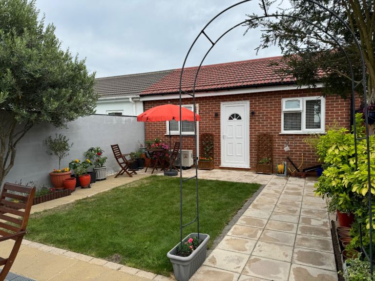 Self Contained Annexe with Separate Entrance