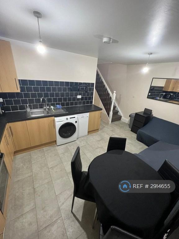 4 bedroom flat in Wren House, London, E3 (4 bed) (#2914655)