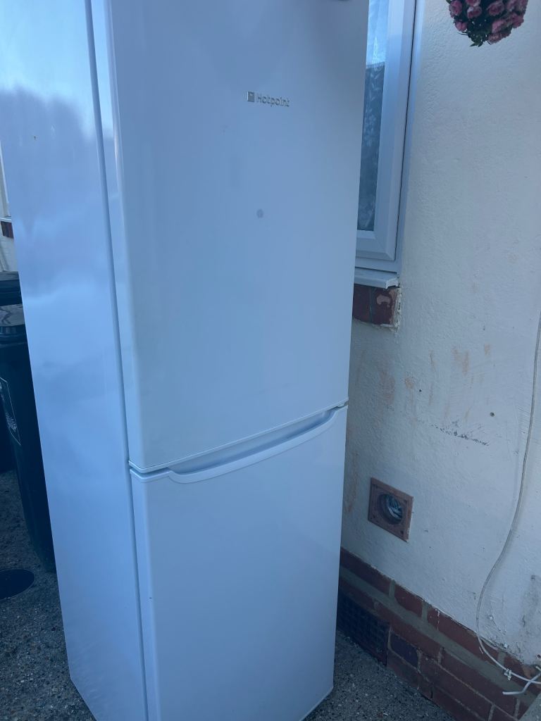 Fridge freezer around 6 foot tall frost free