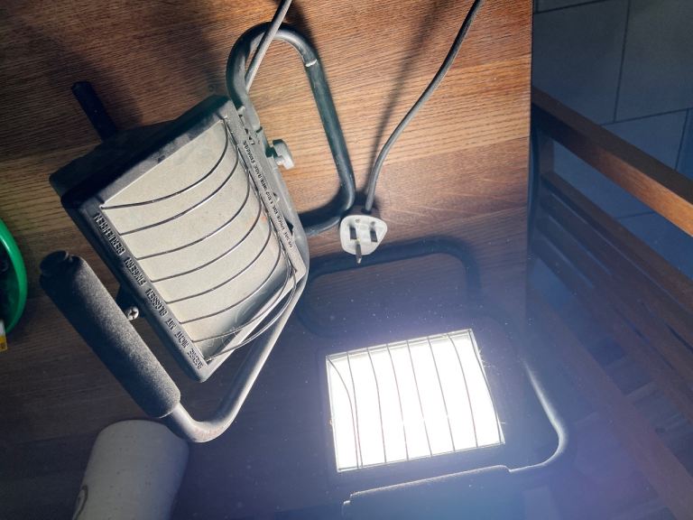 Two Halogen lights for handy work