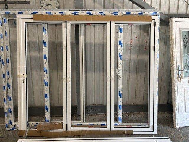 Brand new Korniche White 3 door Bifold Door inc Glass 2395 x 2065