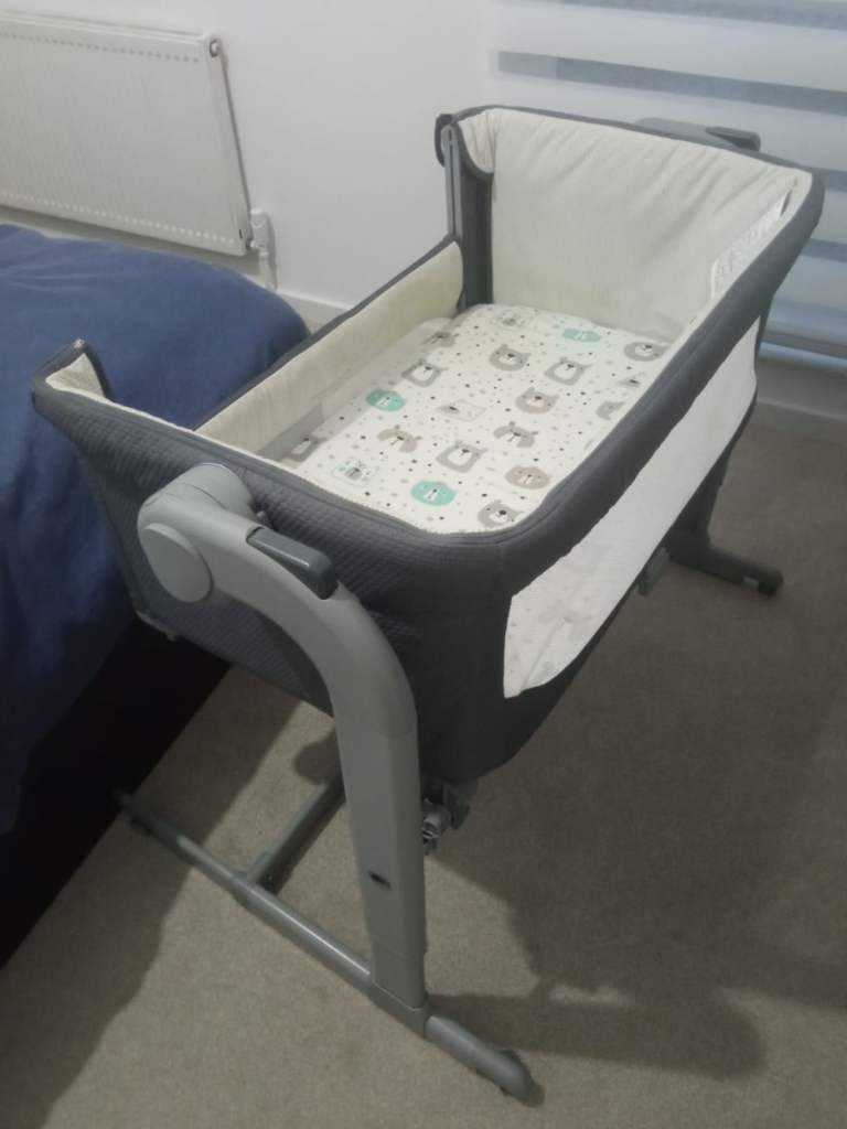 Chicco next 2 me magic bedside crib - excellent condition 