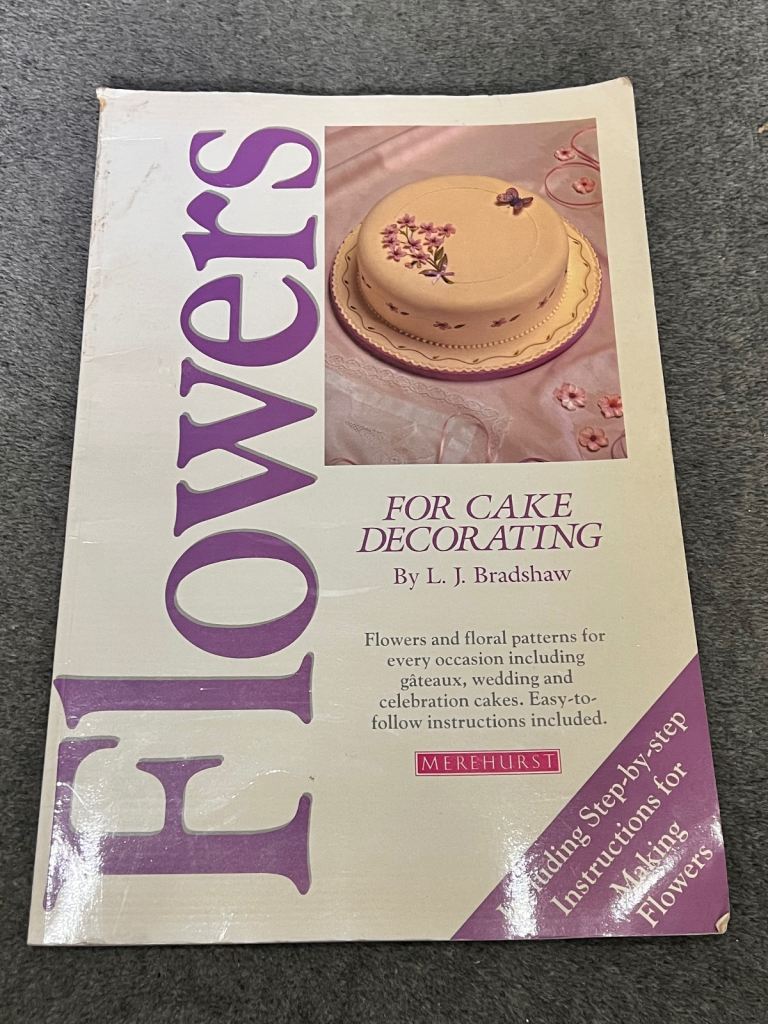 Cake decorating book 