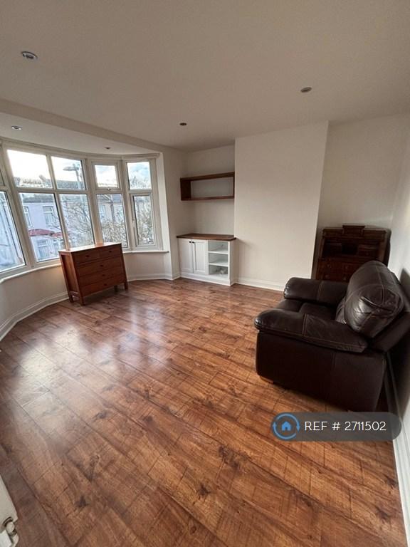 2 bedroom flat in Barking, Barking, London, IG11 (2 bed) (#2711502)