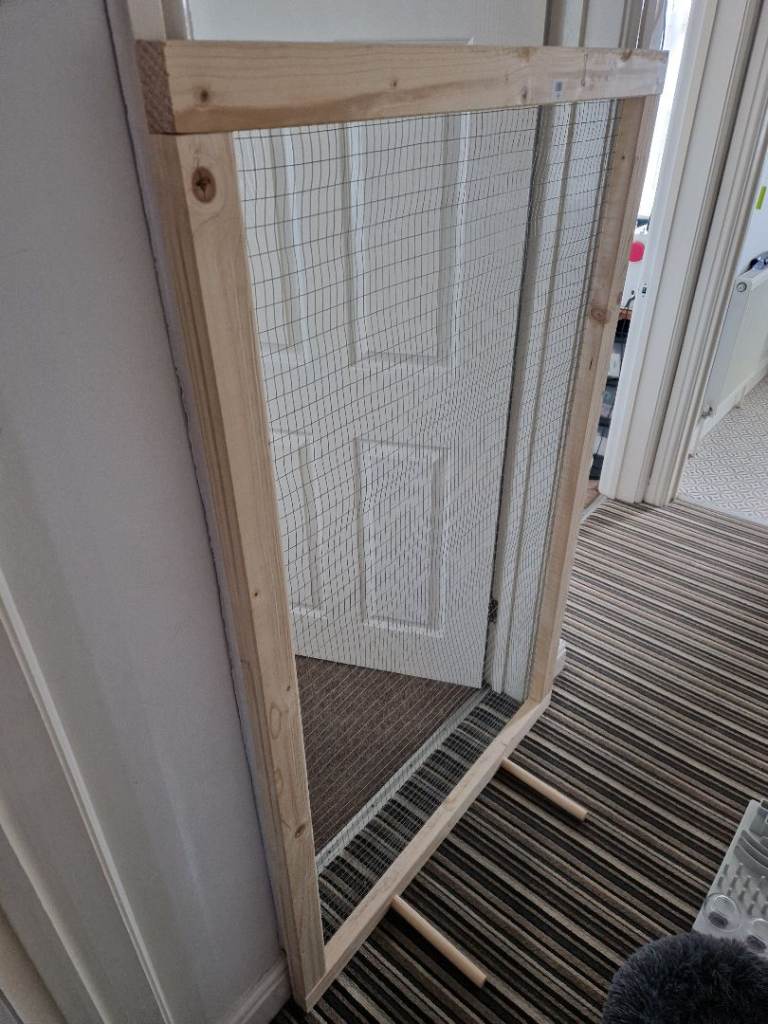 Wooden frame for introducing cats