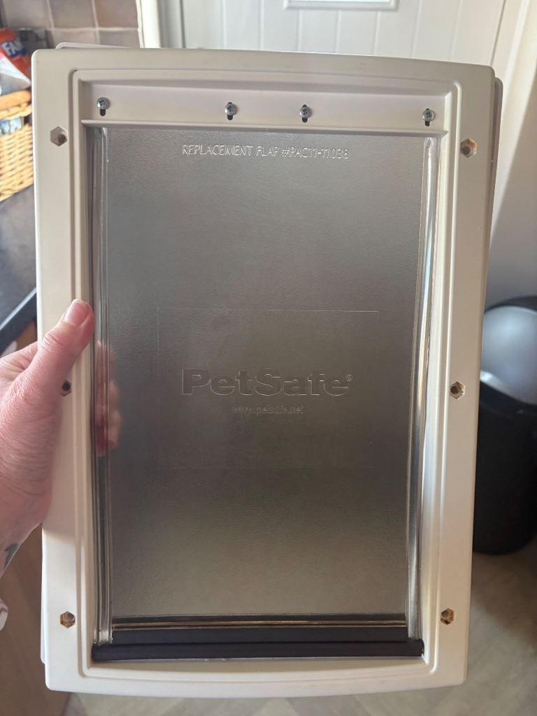Pet safe medium dog flap