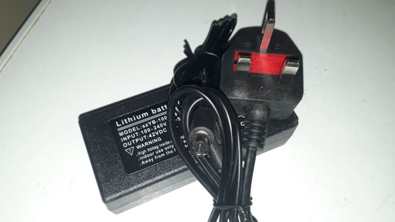BRAND NEW FOR ALL  SCOOTER SMALL PIN 42VOLT CHARGER   