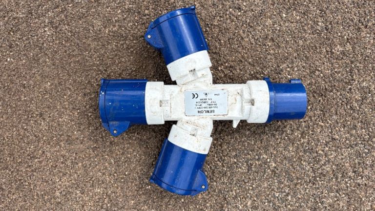Caravan electric splitter