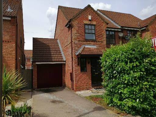 Three bedroom house to rent in Oldbrook