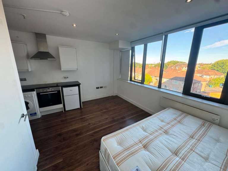 Spacious studio to rent in Harrow with Parking - Kap House