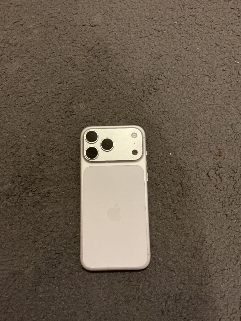 iPhone 17 pro max white 