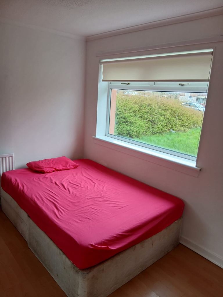Flatmate to rent room 